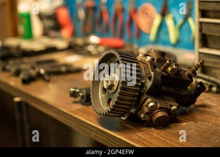 Pompe à gazole du moteur de la voiture de rechange reposant sur l'atelier mécanique banc Banque D'Images