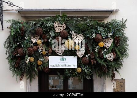 Arrangement de Noël sur l'entrée au restaurant Welscher Stubn, Schmiedgasse, Graz, Styrie, Autriche Banque D'Images