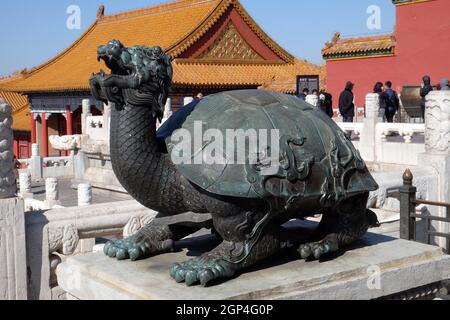 Tortue de bronze dans le palais impérial qui est synonyme de puissance et longue vie, la Cité interdite à Pékin, Chine Banque D'Images