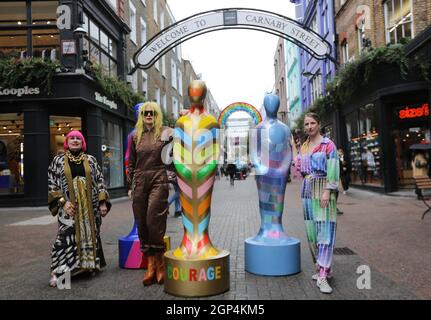 Londres, Angleterre, Royaume-Uni. 28 septembre 2021. Dame ZANDRA RHODES (L) pose avec d'autres artistes aux côtés de statues de l'installation d'art publique ''˜gratitude' sur Carnaby Street. Le travail de l'art vise à honorer et à rendre hommage au courage et au dévouement continus du personnel du Service national de santé (NHS) et de tous les travailleurs clés pendant la pandémie du coronavirus. (Image de crédit : © Tayfun Salci/ZUMA Press Wire) Banque D'Images