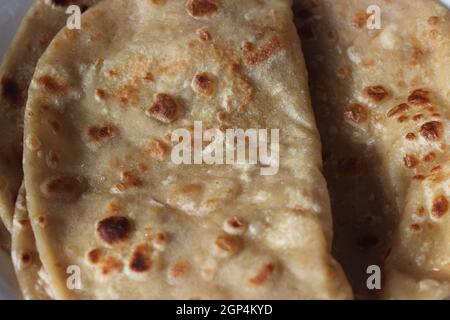 Vue rapprochée du pain nu fait à la main dans de l'huile appelée paratha roti. Paratha est populaire en Inde, au Pakistan et dans d'autres pays d'Asie du Sud. Texture pour b Banque D'Images