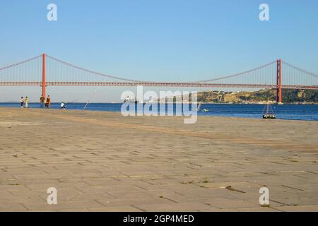 Lisbonne, Portugal - 17 septembre 2006 : Ponte 25 de Abril (Pont du 25 avril) au cours de tage avec les piétons circulant sur la chaussée. Il se connecte cit Banque D'Images