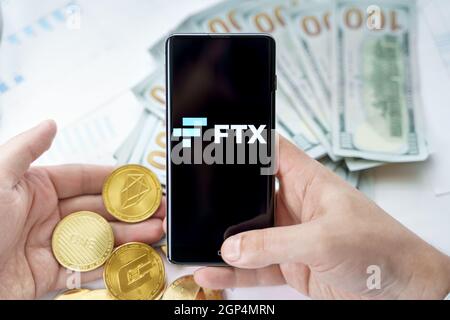 Russie Moscou 20.05.2021 FTX logo dans le téléphone mobile.crypto-monnaie échange décentralisé DEX.Trading blockchain Platform.Swap,buy,sell crypto token,DIG Banque D'Images