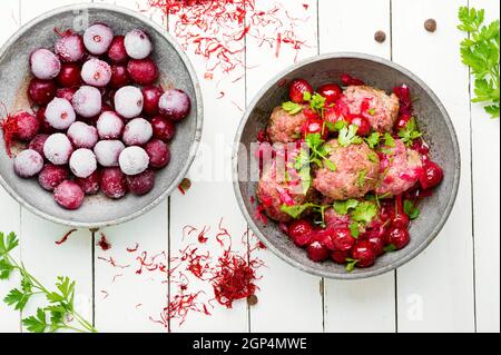 Délicieux boulettes de kufta ou d'agneau à la sauce aux cerises Banque D'Images