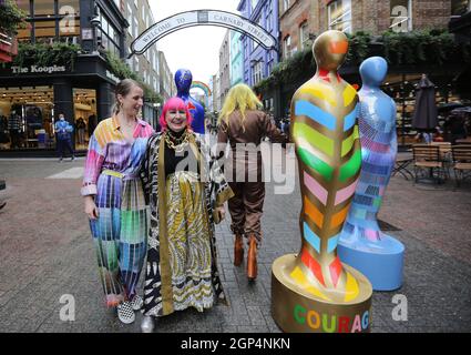 Londres, Angleterre, Royaume-Uni. 28 septembre 2021. Dame ZANDRA RHODES (R) pose avec d'autres artistes aux côtés de statues de l'installation d'art publique ''˜gratitude' sur Carnaby Street. Le travail de l'art vise à honorer et à rendre hommage au courage et au dévouement continus du personnel du Service national de santé (NHS) et de tous les travailleurs clés pendant la pandémie du coronavirus. (Image de crédit : © Tayfun Salci/ZUMA Press Wire) Banque D'Images