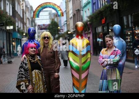 Londres, Angleterre, Royaume-Uni. 28 septembre 2021. Dame ZANDRA RHODES (L) pose avec d'autres artistes aux côtés de statues de l'installation d'art publique ''˜gratitude' sur Carnaby Street. Le travail de l'art vise à honorer et à rendre hommage au courage et au dévouement continus du personnel du Service national de santé (NHS) et de tous les travailleurs clés pendant la pandémie du coronavirus. (Image de crédit : © Tayfun Salci/ZUMA Press Wire) Banque D'Images