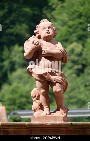 Angel, statue dans le jardin du cloître Bronnbach dans Reicholzheim près de Wertheim, Allemagne Banque D'Images