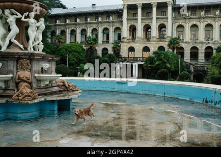 Fontaine avec statues près de l'ancien palais. Le manoir du maître. Banque D'Images