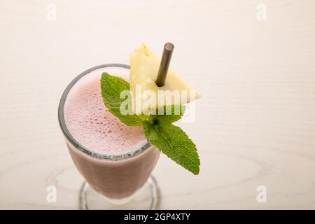 Milk-Shake avec du cacao frais et du lait dans un verre transparent avec des gouttes d'eau. Espace libre pour le texte et le logo. Cocktails sans alcool au menu. Banque D'Images