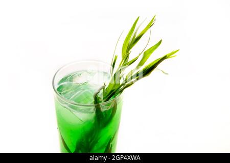 Cocktail vert, jus, limonade dans un verre transparent aux gouttes d'eau. Isolé sur un fond blanc. Décoration de cocktail : menthe, herbe d'estragon, Banque D'Images