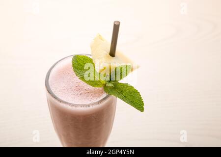 Milk-Shake avec du cacao frais et du lait dans un verre transparent avec des gouttes d'eau. Espace libre pour le texte et le logo. Cocktails sans alcool au menu. Banque D'Images