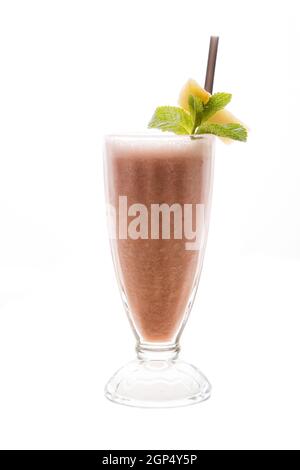 Milk-Shake avec du cacao frais et du lait dans un verre transparent avec des gouttes d'eau. Espace libre pour le texte et le logo. Cocktails sans alcool au menu. Banque D'Images