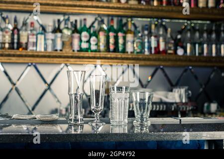 Assortiment de verres vides et de cocktails au bar et au restaurant. Videz les verres sur le comptoir du restaurant. Banque D'Images