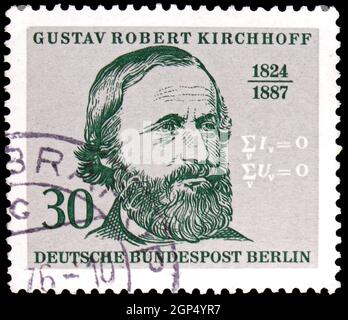 MOSCOU, RUSSIE - 4 AOÛT 2021: Timbre-poste imprimé en Allemagne, Berlin, montre Robert Kirchhoff (1824-1887), 150e anniversaire série, vers 1974 Banque D'Images