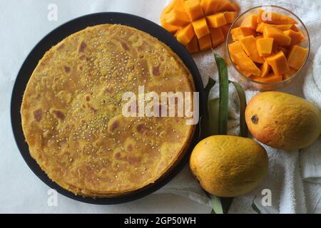 Mango Paratha. Pain plat indien fait de farine de blé et de pulpe de mangue. Une douce version de pain plat indien avec des mangues fraîches recouvertes de graines de sésame. S Banque D'Images