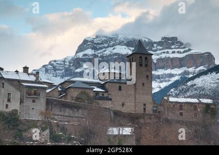 Village de Torla en premier plan et falaise de Mondarruego en arrière-plan. Pyrénées. Huesca. Aragon. Espagne. Banque D'Images