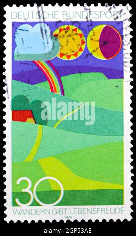 MOSCOU, RUSSIE - 5 AOÛT 2021: Timbre-poste imprimé en Allemagne montre Walking, série, vers 1974 Banque D'Images