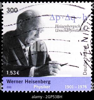 MOSCOU, RUSSIE - 5 AOÛT 2021: Timbre-poste imprimé en Allemagne montre Werner Heisenberg et Physic relation, série, vers 2001 Banque D'Images
