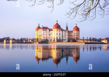 Lever du soleil en hiver vue sur Château de Moritzburg nommé d'après le duc de Saxe, Allemagne Moritz Banque D'Images