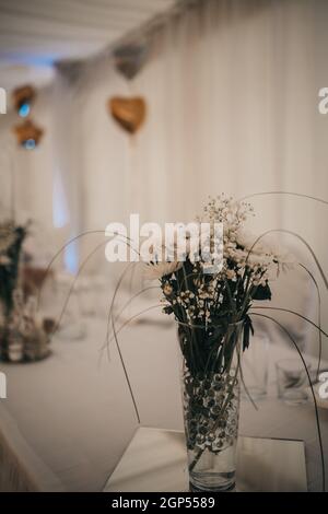 Photo verticale sélective d'un magnifique lieu de cérémonie de mariage avec des décorations florales Banque D'Images