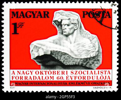 MOSCOU, RUSSIE - 5 AOÛT 2021 : timbre-poste imprimé en Hongrie consacré au 60e anniversaire de la Révolution d'octobre russe, série, vers 1977 Banque D'Images