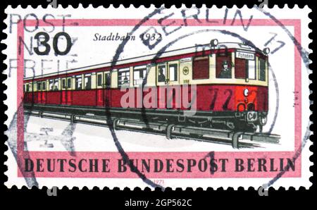 MOSCOU, RUSSIE - 5 AOÛT 2021: Timbre-poste imprimé en Allemagne, Berlin, montre City Railway (1932), transport à Berlin: Rail matériel roulant ser Banque D'Images