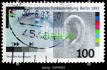 MOSCOU, RUSSIE - 5 AOÛT 2021 : le timbre-poste imprimé en Allemagne montre l'œil et l'oreille numérisés, vers 1993 Banque D'Images