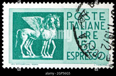 MOSCOU, RUSSIE - 5 AOÛT 2021: Timbre-poste imprimé en Italie montre des chevaux étrusques, série, vers 1992 Banque D'Images