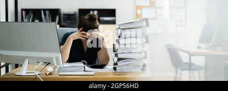 Un comptable frustré s'est ennuyé d'une femme à son bureau Banque D'Images