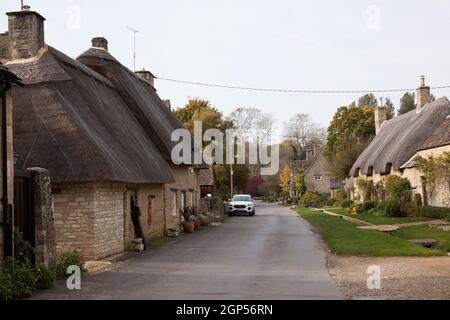 Une rue rurale calme à Minster Lovell dans l'ouest de l'Oxfordshire au Royaume-Uni, prise le 19 octobre 2020 Banque D'Images