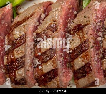 Gros plan sur le filet de bœuf grillé coupé en tranches pour servir, vue en grand angle Banque D'Images