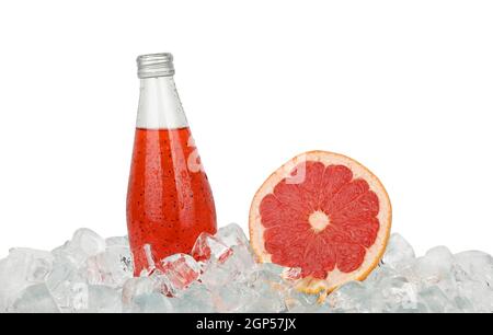 Fermez une bouteille de verre de jus de fruit rouge froid avec des graines de chia et du pamplemousse rose à moitié coupé sur des glaçons isolés sur fond blanc, bas Banque D'Images