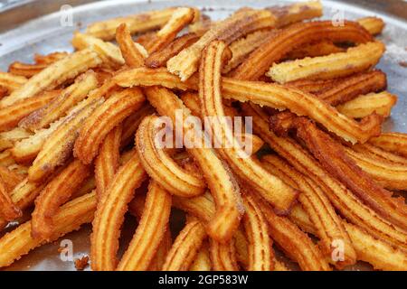 Bac de près de sweet fresh churros, espagnol ou portugais traditionnel pâte feuilletée frite snack-cuite, high angle view Banque D'Images