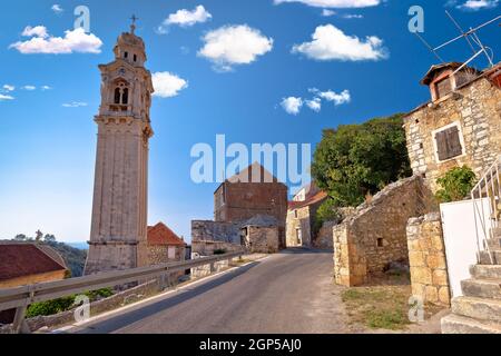 Village de Lozisca sur l'île de Brac, vue sur la rue en pierre, région de Dalmatie en Croatie Banque D'Images