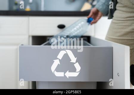 Corbeille à bouteilles dans la cuisine. Tri des déchets en plastique Banque D'Images