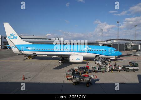 Avion KLM chargé/déchargé à l'aéroport de Copenhague Kastrup, Copenhague, Danemark, Europe Banque D'Images