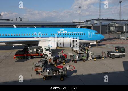 Avion KLM chargé/déchargé à l'aéroport de Copenhague Kastrup, Copenhague, Danemark, Europe Banque D'Images