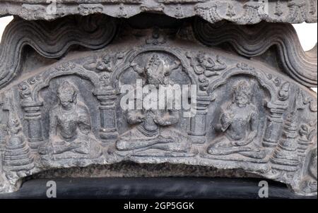 Cinq Buddhas de dhyani, du XIe siècle trouvé dans le Bihar maintenant exposés dans le Musée indien de Kolkata, Bengale occidental, Inde Banque D'Images