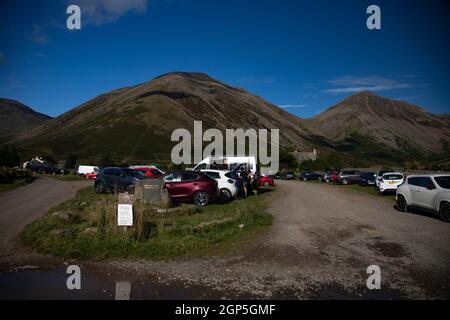 Les voitures garées à Wasdale Head Village Green avec un ciel bleu clair, Great Gable et Kirk sont tombés derrière Banque D'Images