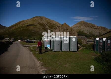 Toilettes portables pour les touristes, Wasdale Head Village Green Banque D'Images