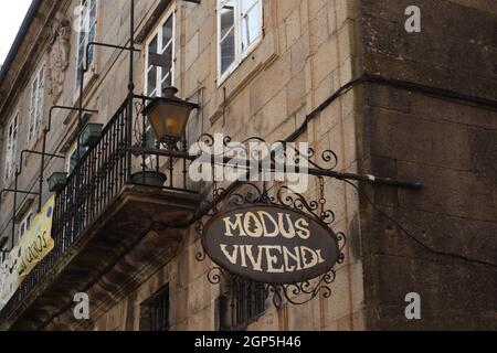 Saint-Jacques-de-compostelle, Espagne; août 2021: Un cartel vintage avec léger 'dus vivendi'. Banque D'Images