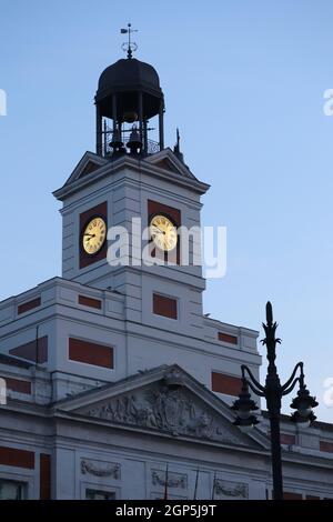 Madrid, Espagne ; août 2021 : vue sur la Tour de l'horloge du Real Casa de Correos à Puerta del sol. Banque D'Images