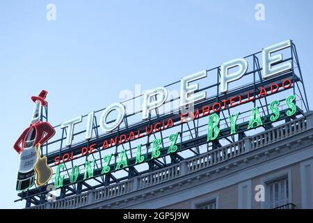 Madrid, Espagne - août 2021 : le célèbre signe de marque de sherry de Tio Pepe est au néon au crépuscule à Puerta del sol Banque D'Images