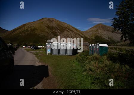 Toilettes portables pour les touristes, Wasdale Head Village Green Banque D'Images