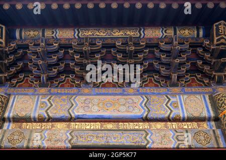 Décoration de plafond colorée au temple du Lama Yonghe à Beijing, en Chine Banque D'Images