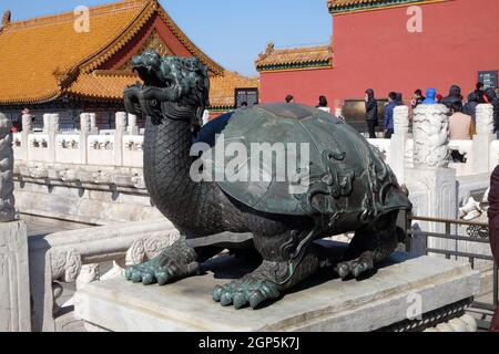 Tortue de bronze dans le palais impérial qui est synonyme de puissance et longue vie, la Cité interdite à Pékin, Chine Banque D'Images