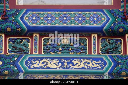 Décoration de plafond colorée au temple du Lama Yonghe à Beijing, en Chine Banque D'Images