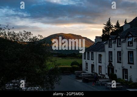 Le Wasdale Head Inn et Illgill Head en arrière-plan, lumière du soir Banque D'Images