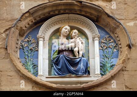 Médaillon avec la Vierge Marie et l'enfant de Luca della Robbia sur la façade de l'église Orsanmichele à Florence, Toscane, Italie Banque D'Images