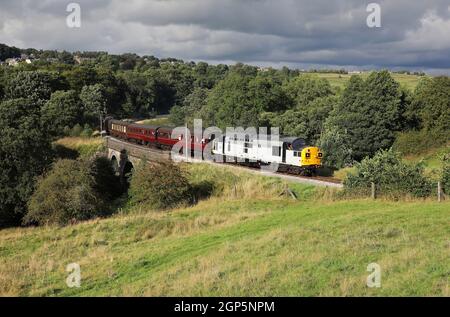 37075 se dirige vers le tunnel Mytholmes sur 11.9.21 pendant le Gala mixte KWVR. Banque D'Images